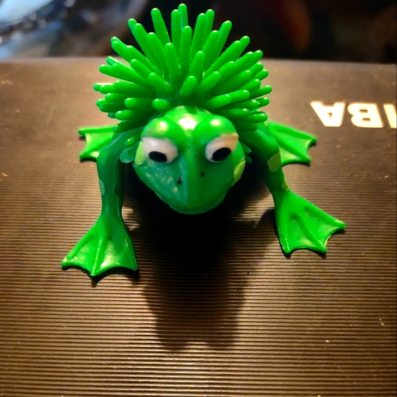 Vintage and hard to find is this collectible spiky looking green frog - Picture 3 of 3